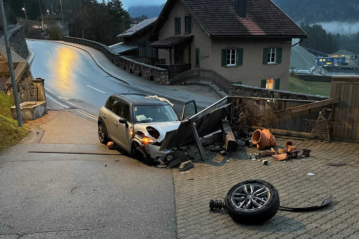 Schwerer Unfall in Surava GR - Mehrfache Kollisionen mit Mauern 
