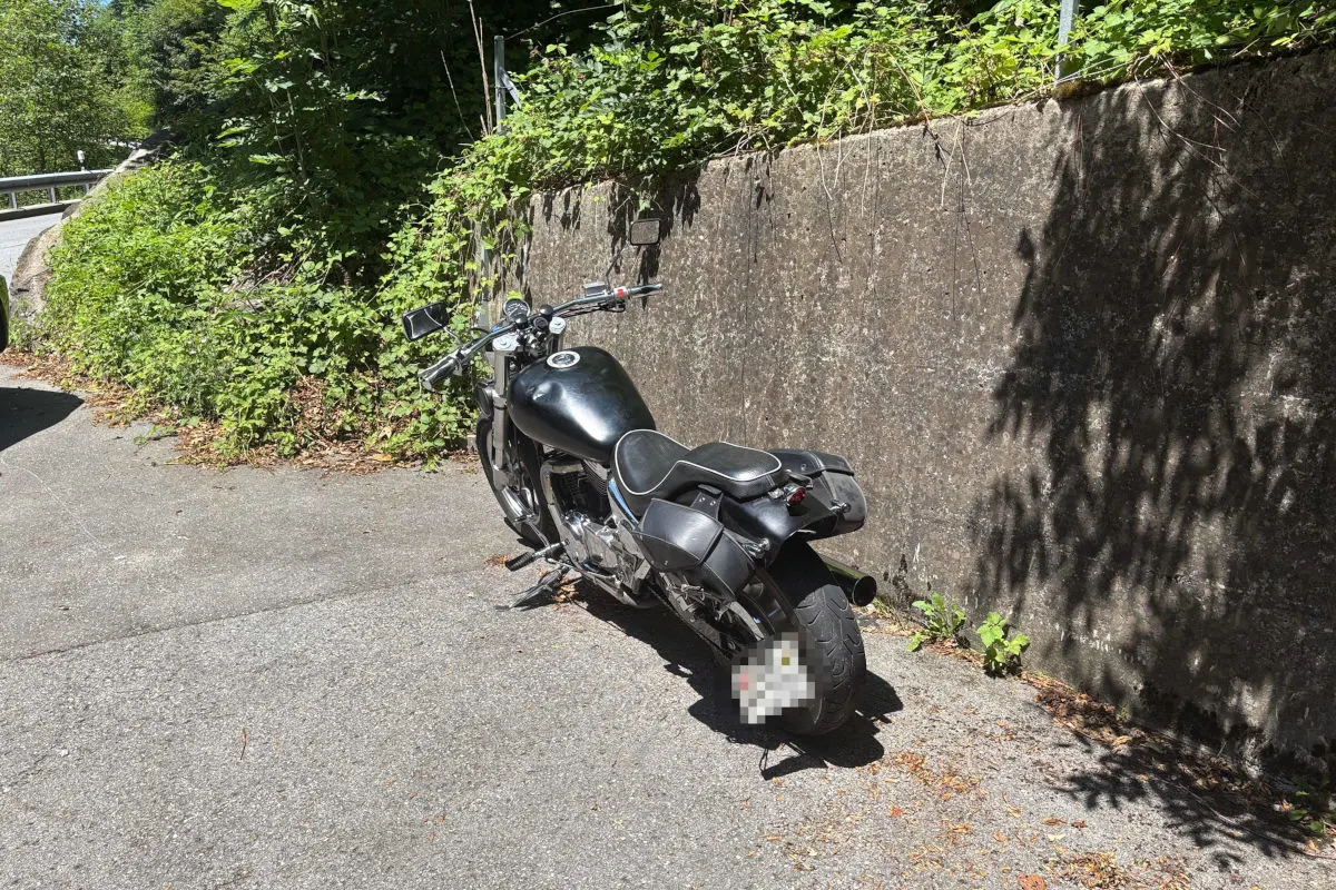 Wildhaus SG – Motorradfahrer stürzt nach Kollision mit Auto