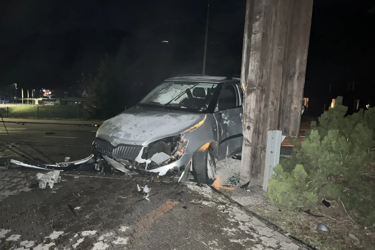 Unterwasser SG - Autofahrer verliert Kontrolle und kracht in Pfeiler