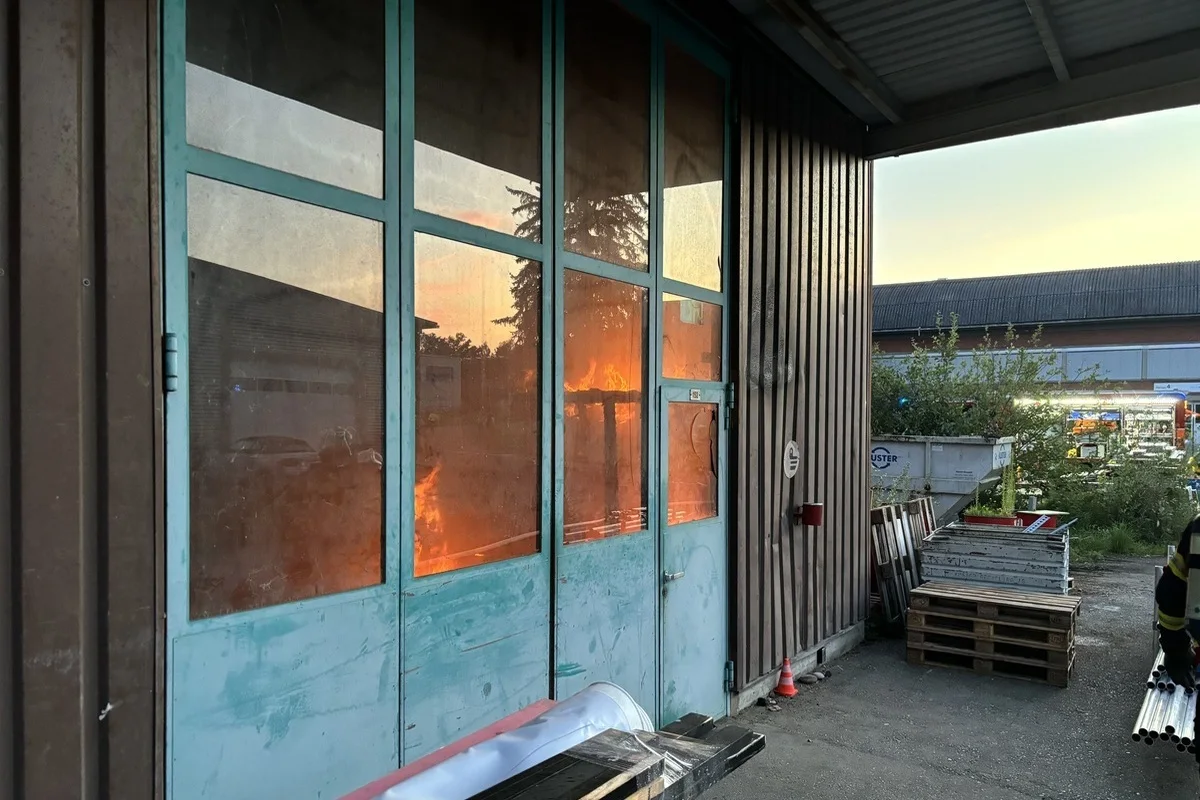 St. Margarethen - Zwei Gabelstapler und ein Elektroverteilkasten in Brand