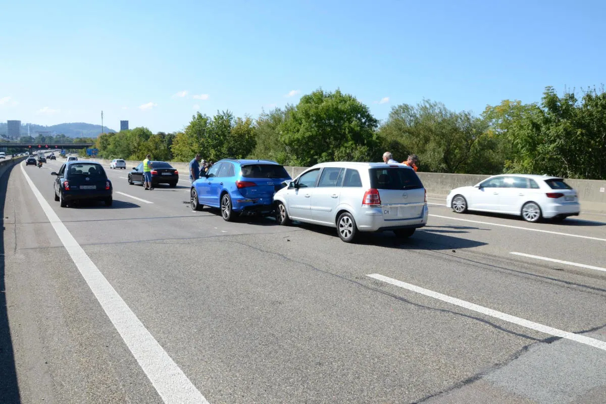 A2 Pratteln / Augst BL - Zwei Verkehrsunfälle sorgen für Verkehrsbehinderungen