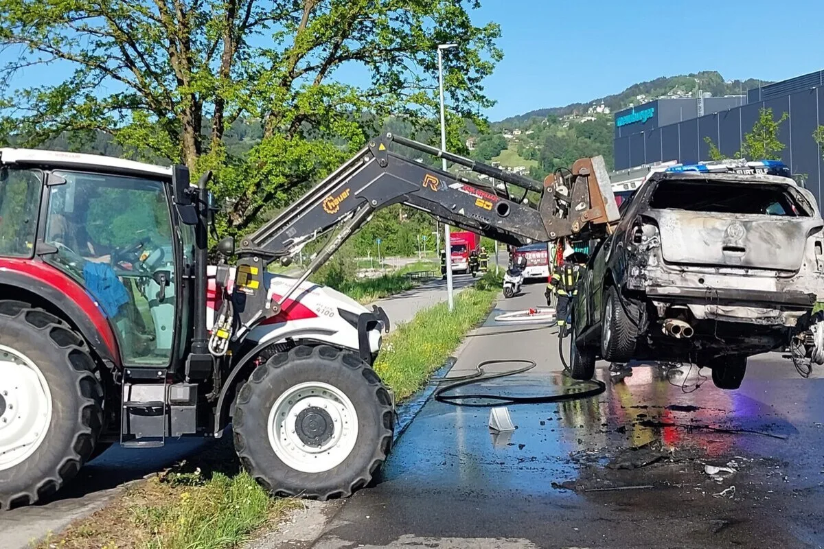 Wolfurt – Brennendes Auto rollt 50 Meter weiter