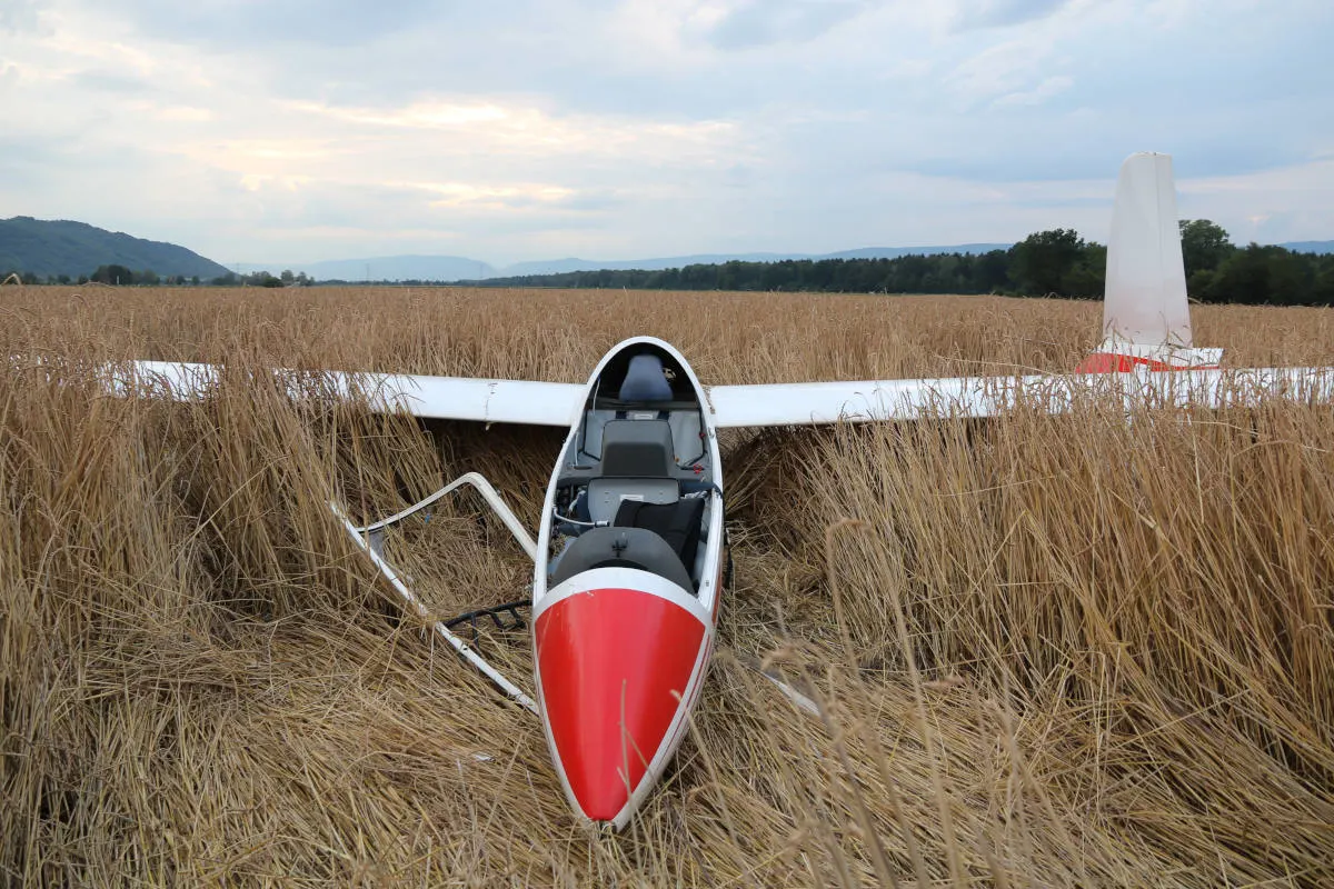 Bellechasse FR - Segelflieger auf Feld gestürzt