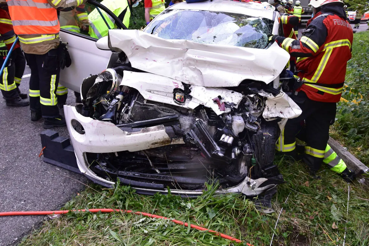 Tragödie in Büsserach SO – Frontalkollision zwischen Auto und Sattelmotorfahrzeug fordert zwei verletzte Personen
