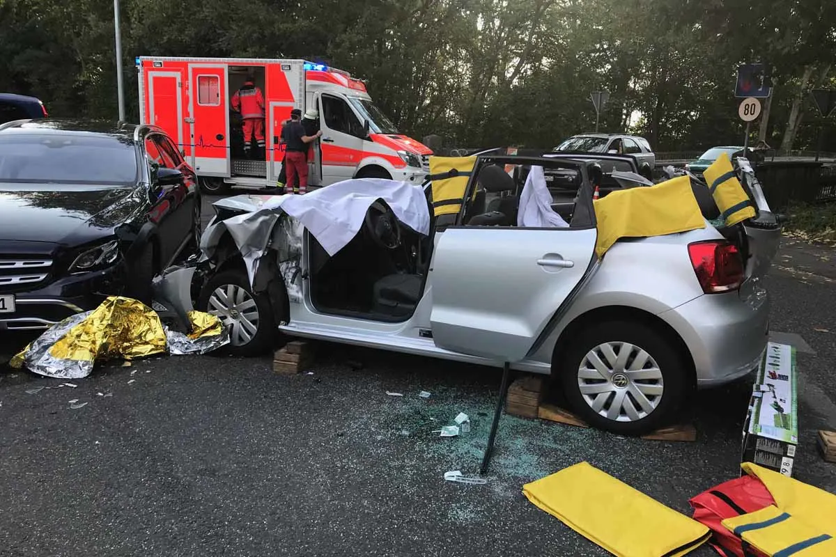 Haan - Feuerwehr befreit Fahrerin aus Pkw
