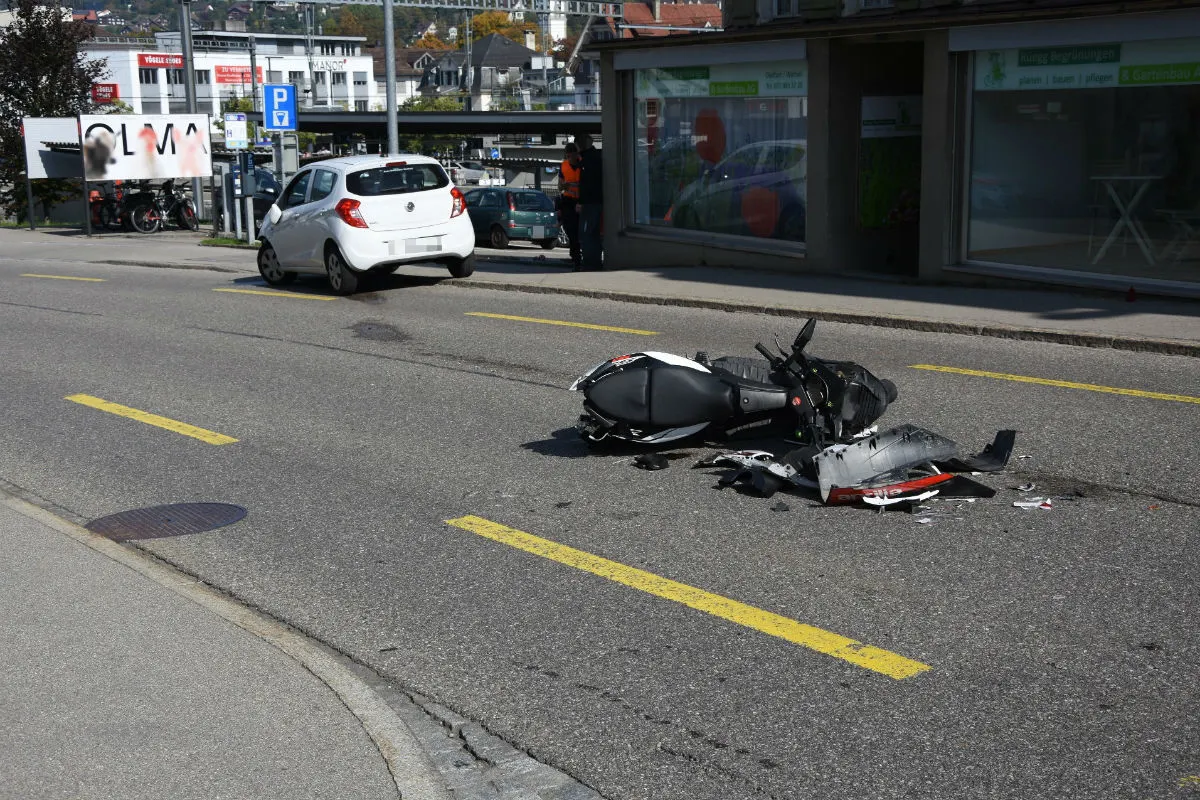 Wattwil SG - Auto prallt in Motorrad