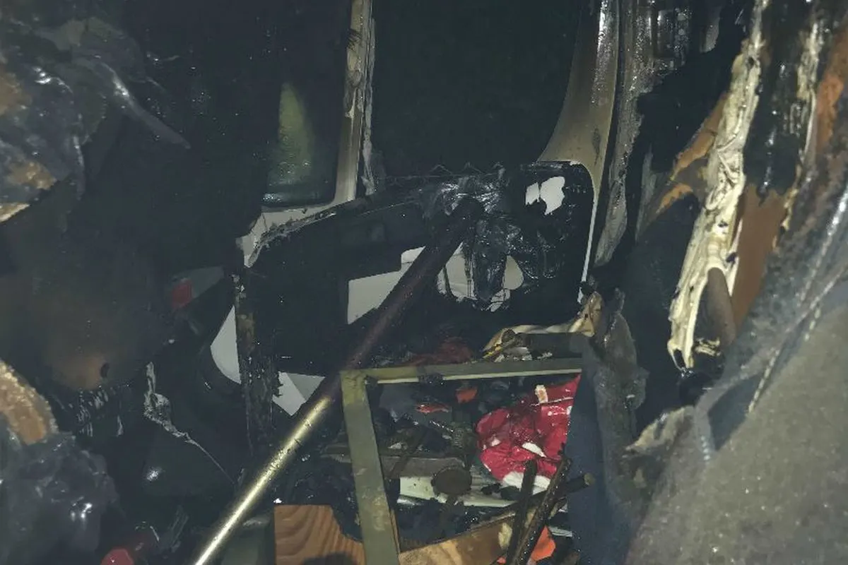 Reinach BL - Lieferwagen bei Brand stark beschädigt
