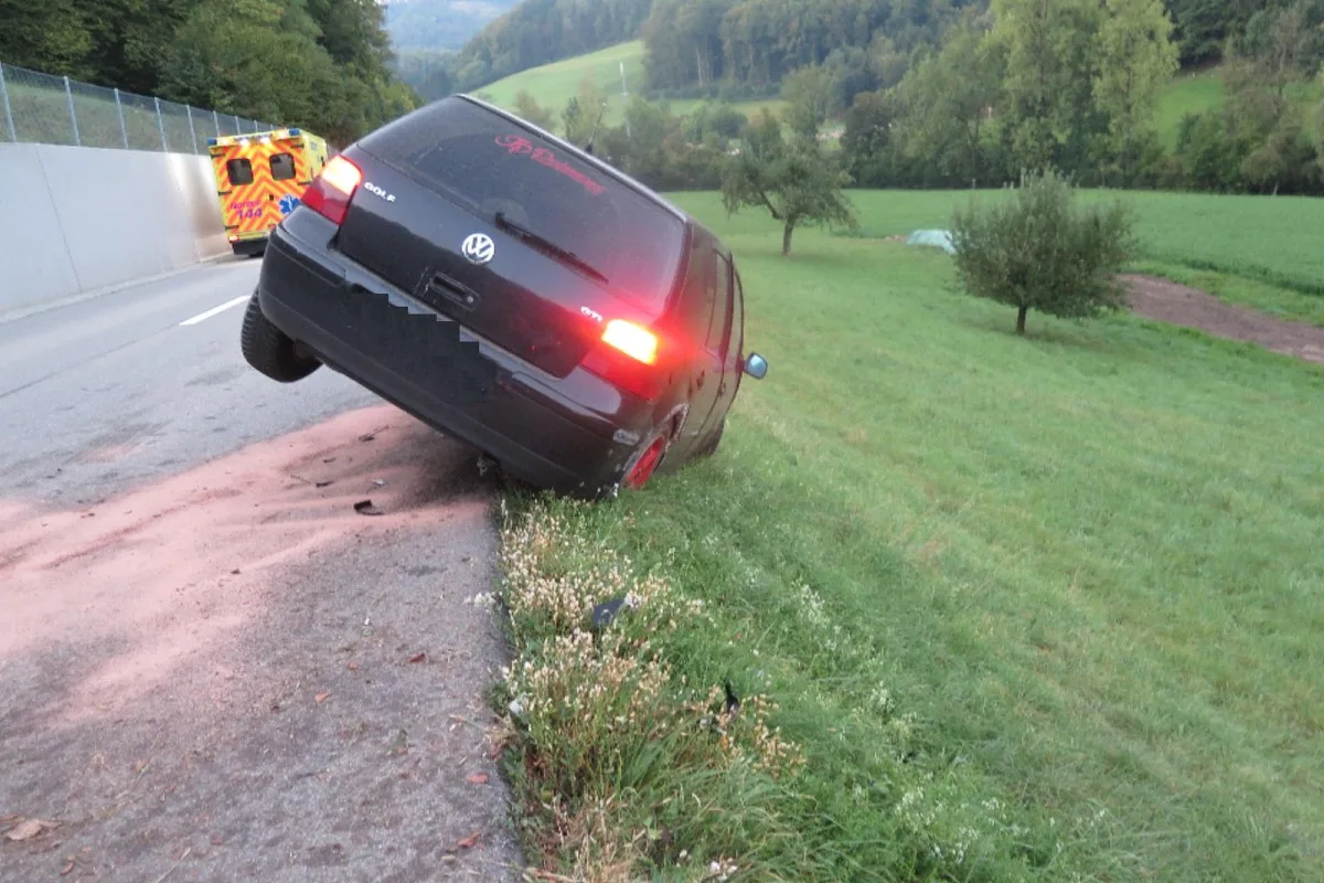 Spektakulärer Selbstunfall in Buus BL - 20-Jähriger verliert nach Ausweichmanöver Kontrolle über VW Golf