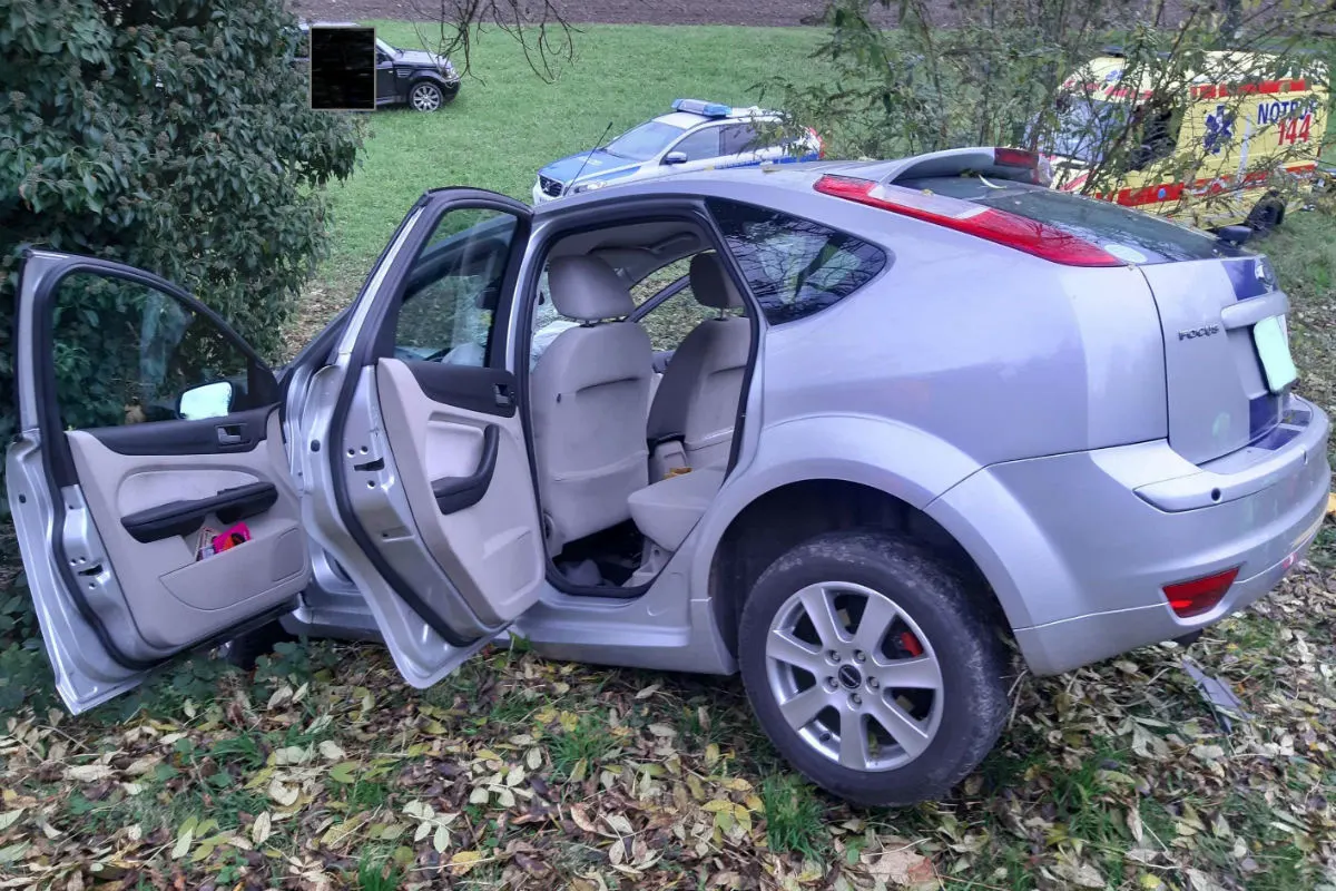 Auenstein AG - Autolenkerin fährt Abhang hinunter 