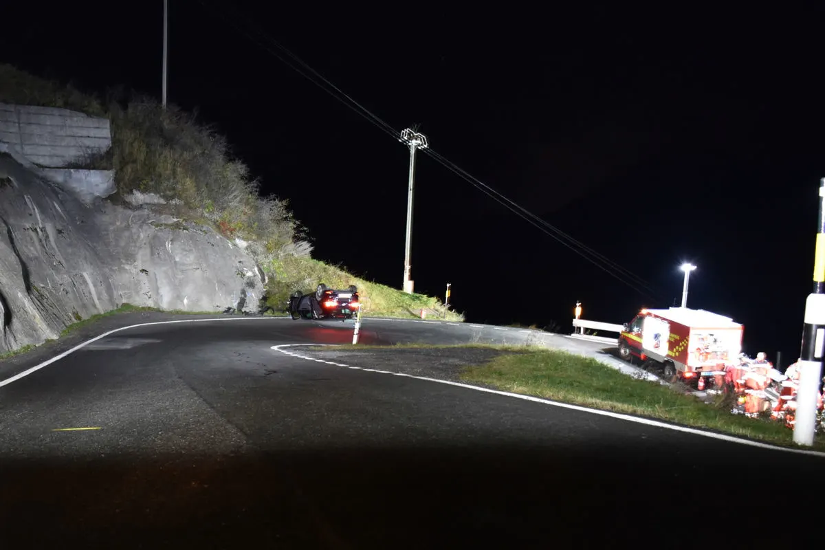 Tschlin GR - Autofahrerin prallt frontal in Felswand