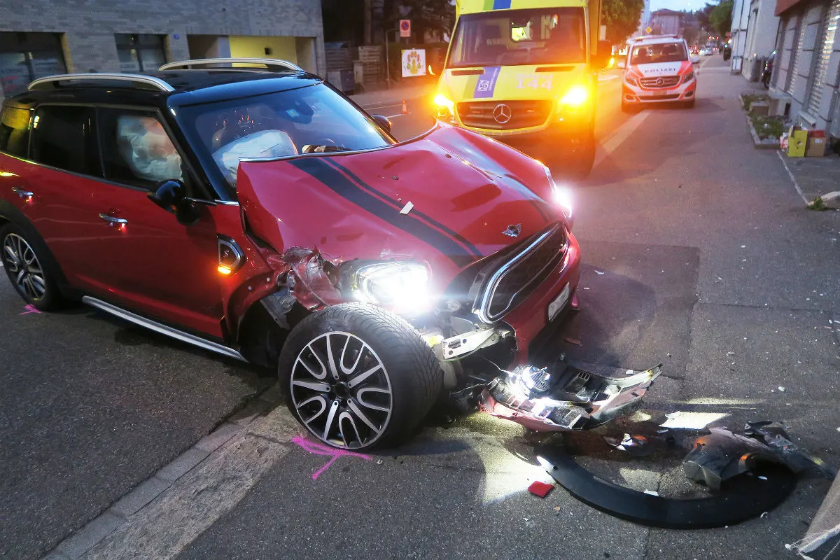 Winterthur ZH - Auto fährt in Hausmauer