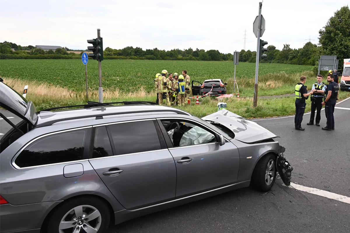 Pulheim NW – Drei Verletzte bei Unfall auf Kreuzung