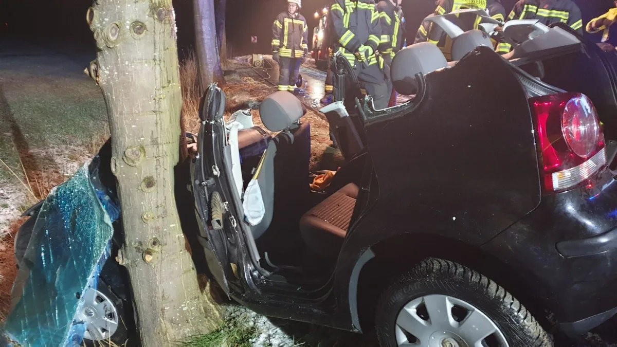 Nordkehdingen: 22-jährige Autofahrerin bei Glätteunfall schwer verletzt