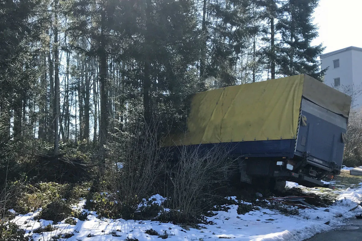 Neuenkirch LU - Anhänger löst sich von Lieferwagen