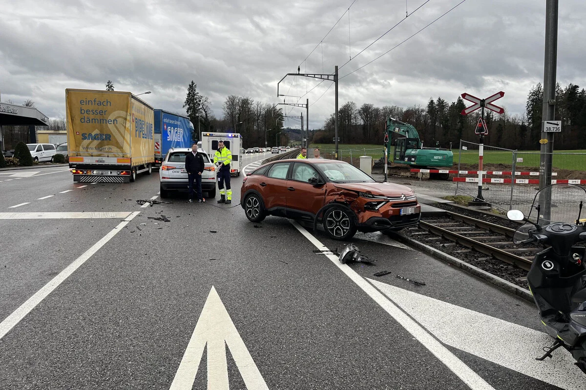 Seon AG - Auto blockiert nach Unfall eine Bahnstrecke 