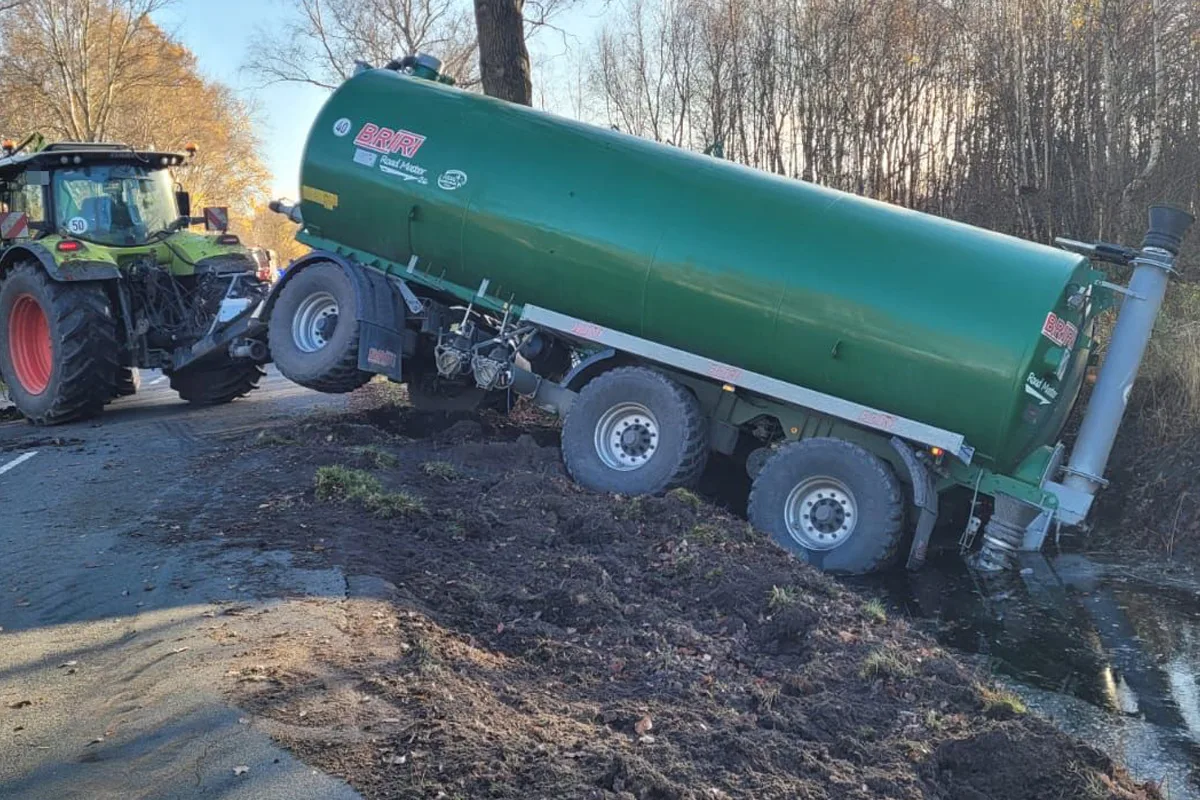 Drochtersen NI – Unfall von Traktor mit Gülleanhänger sorgt für Vollsperrung