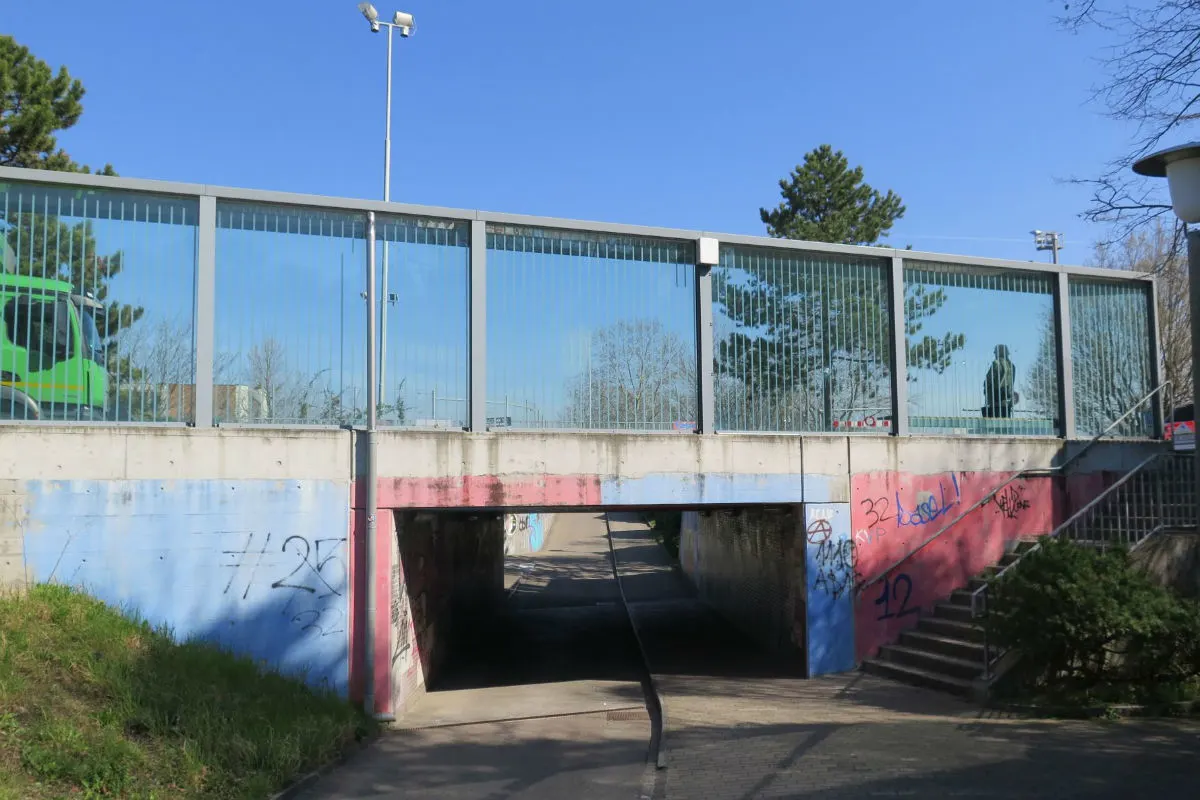 Muttenz BL - Vandalen beschädigen Bushaltestelle - Zeugenaufruf