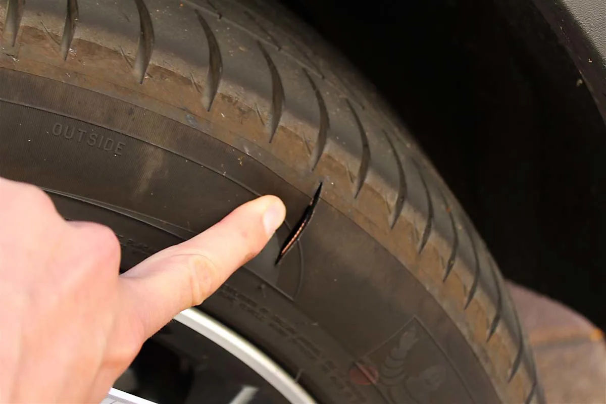 Kanton Luzern – Mann sticht Reifen von 29 Autos auf