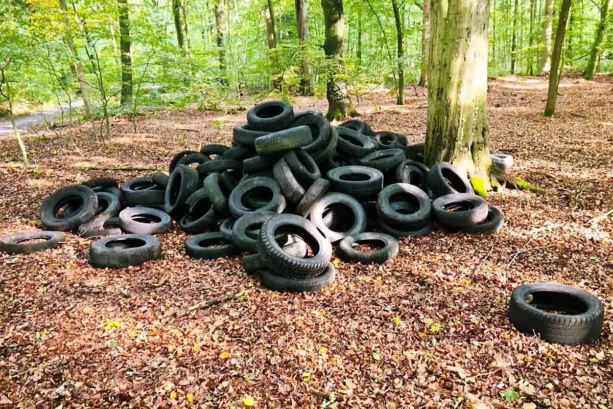 Aurich/Wittmund - Illegale Entsorgung von Altreifen