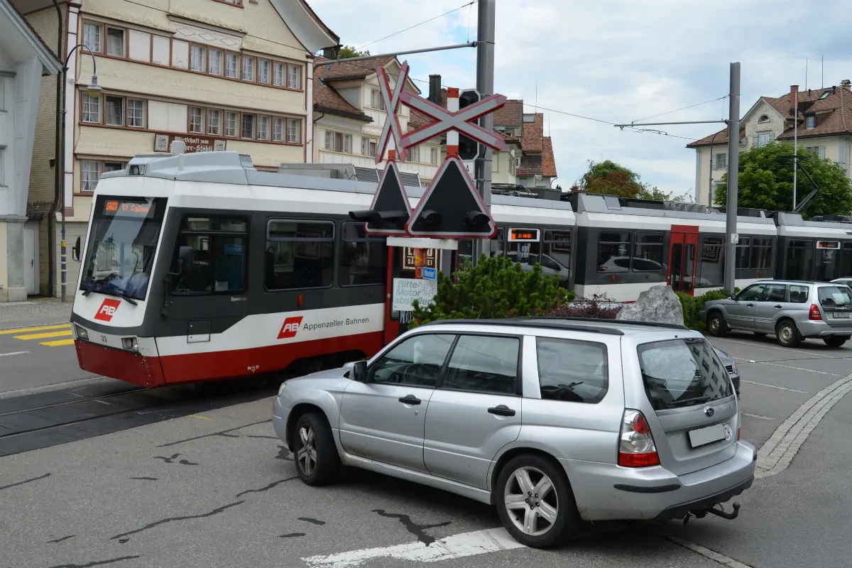 Speicher AR - Auto fährt gegen Zug
