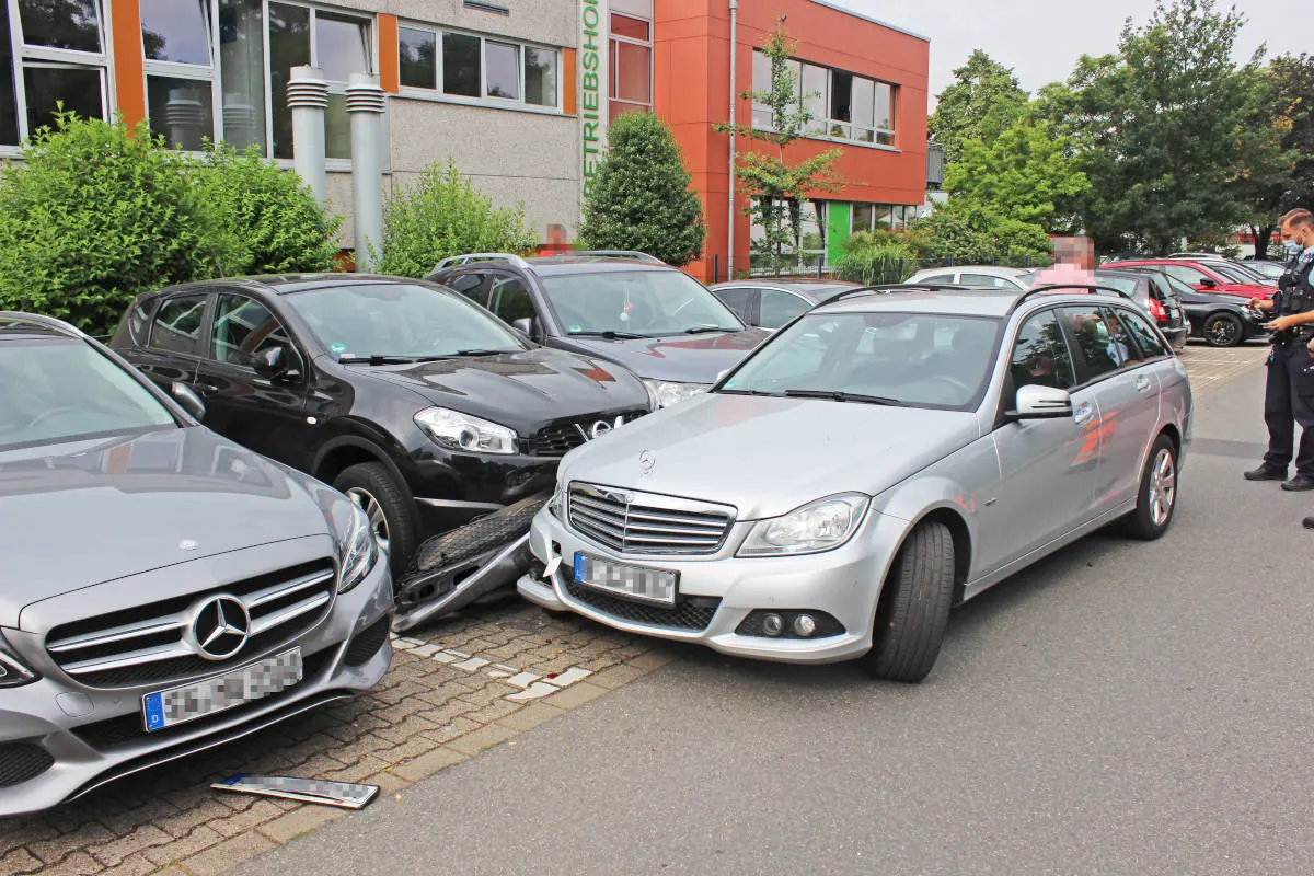 Langenfeld – 84-Jähriger verliert Kontrolle über seinen Wagen – sieben Fahrzeuge beschädigt