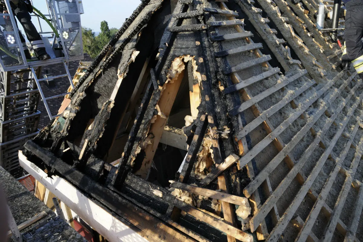 Allschwil BL - Dachstockbrand in einem Mehrfamilienhaus erfordert Feuerwehreinsatz