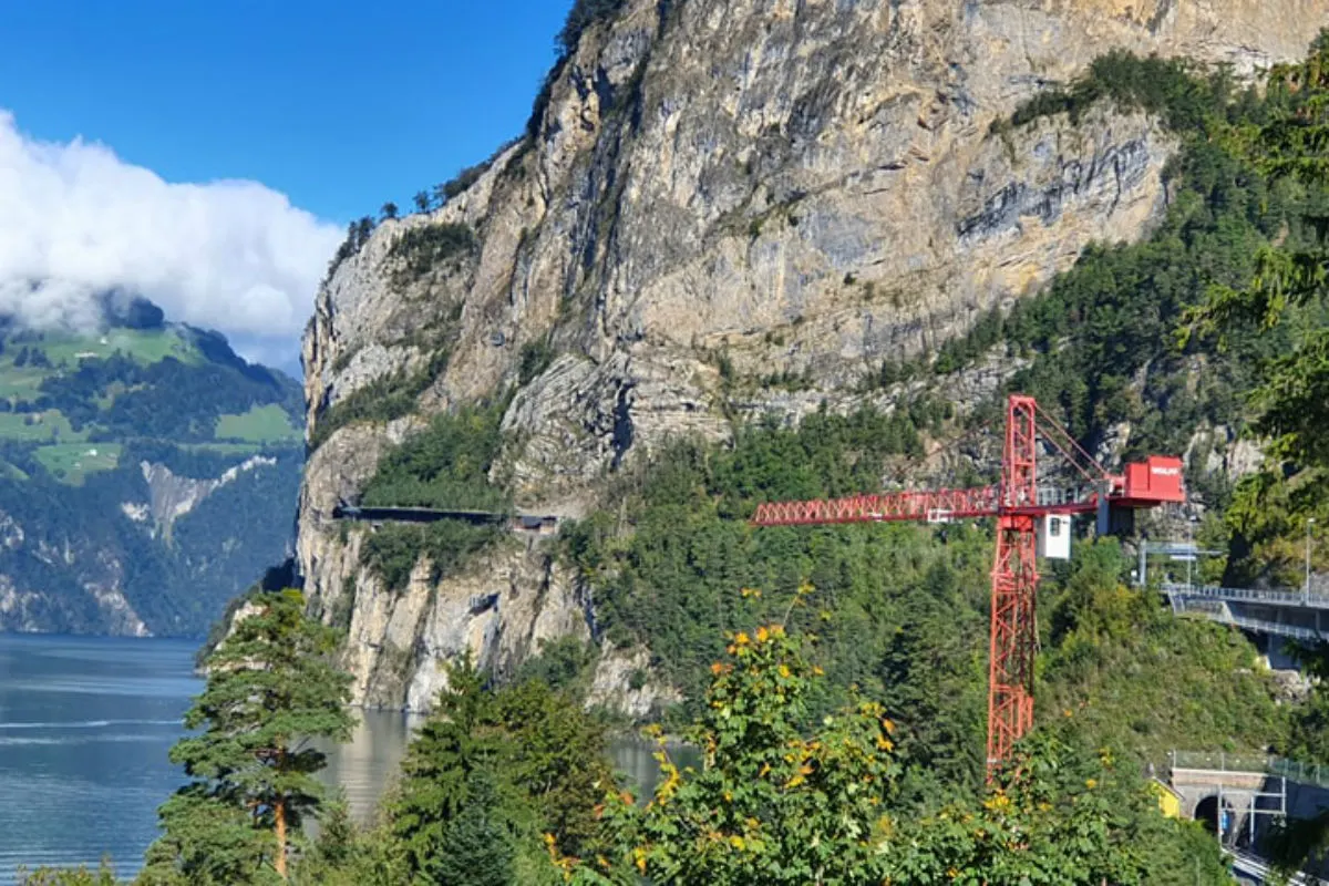 Axenstrasse: Teilöffnung für landwirtschaftliche Fahrzeuge