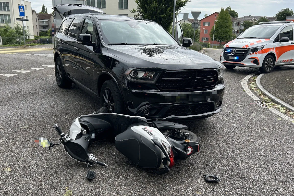 Rorschach SG – Kollision zwischen Auto und E-Roller in Kreisel