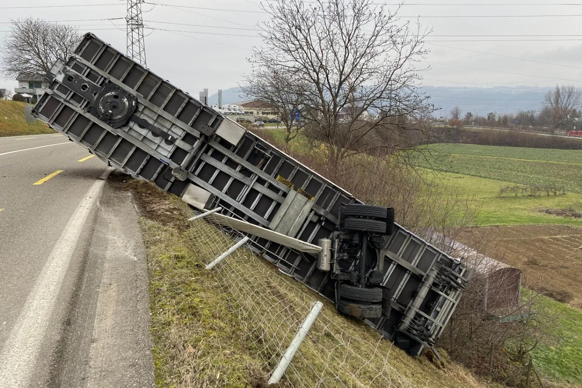 Spektakulärer Unfall in Eiken AG - Anhänger löste sich von Sattelschlepper!