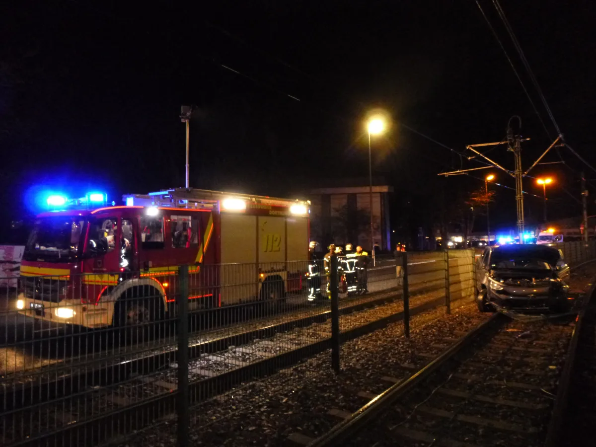 Dortmund-Eving – PKW landet nach Verkehrsunfall im Gleisbett der Stadtbahn