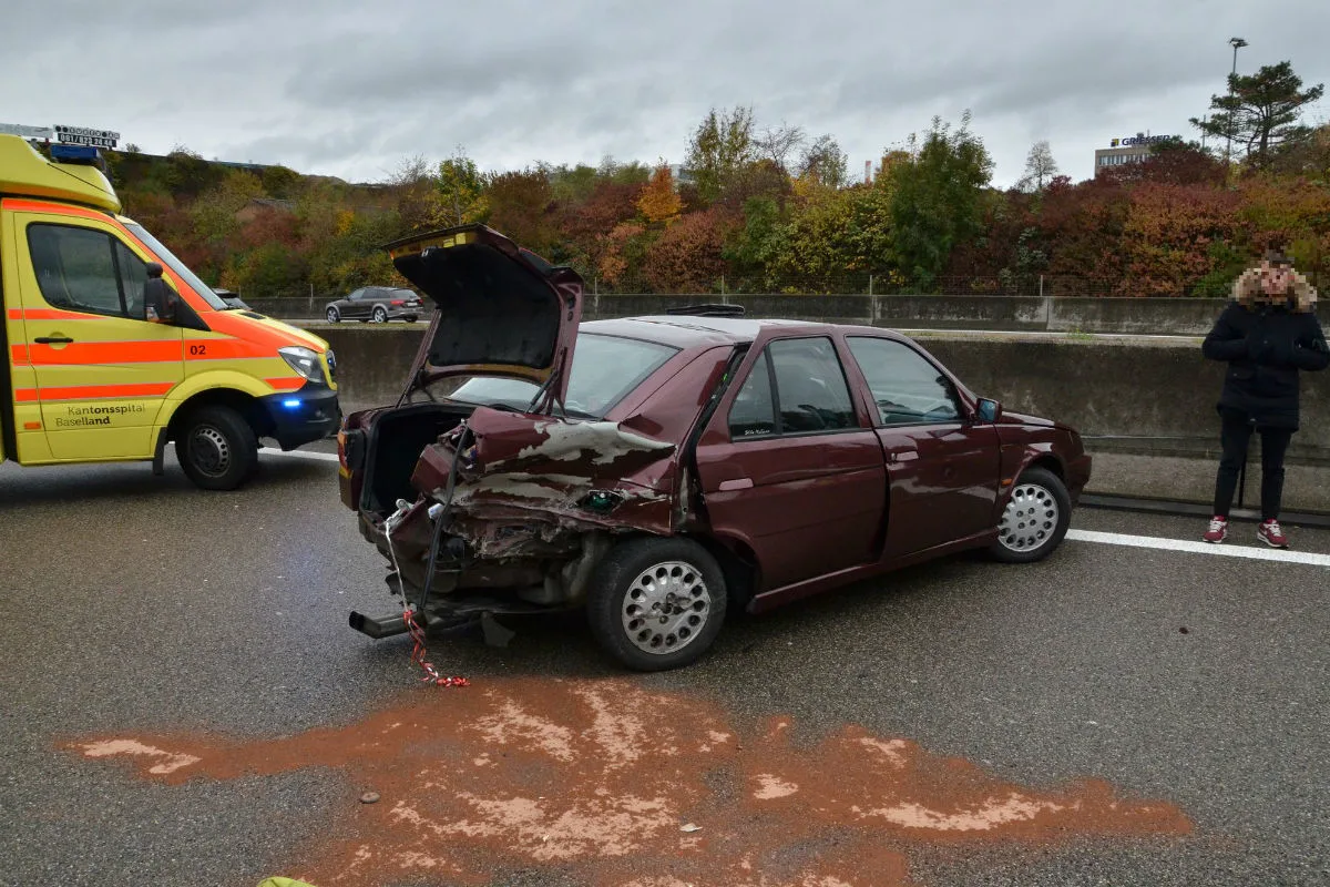 A2/Liestal BL - Auto schleudert auf die Autobahn