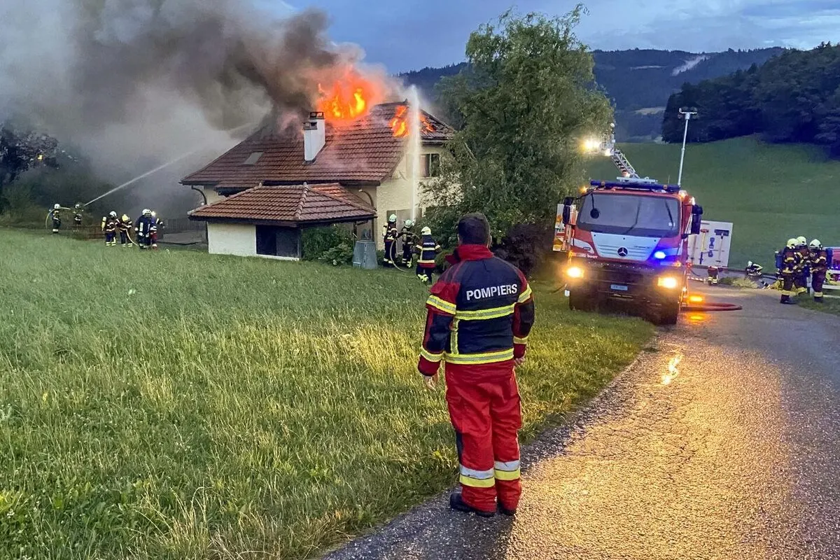 Grattavache FR - Blitzeinschlag löst Brand aus 