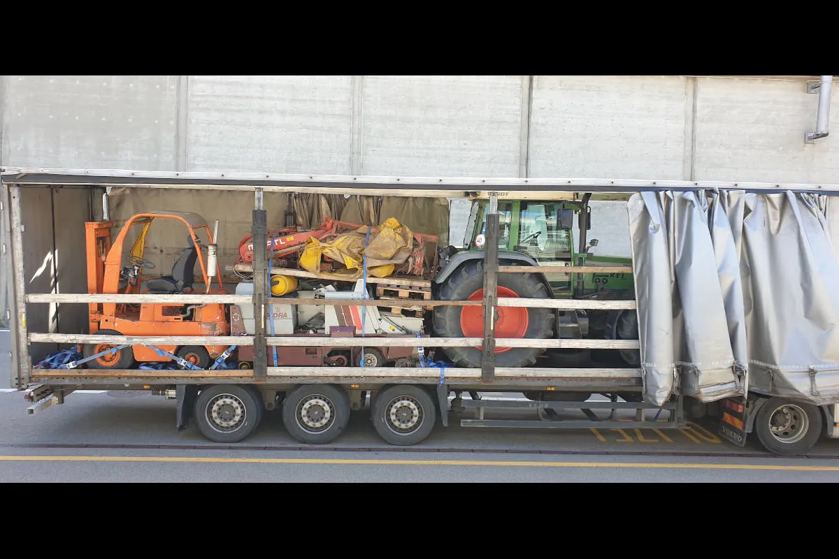 Stadt Schaffhausen – Sattelzug in Schieflage geraten