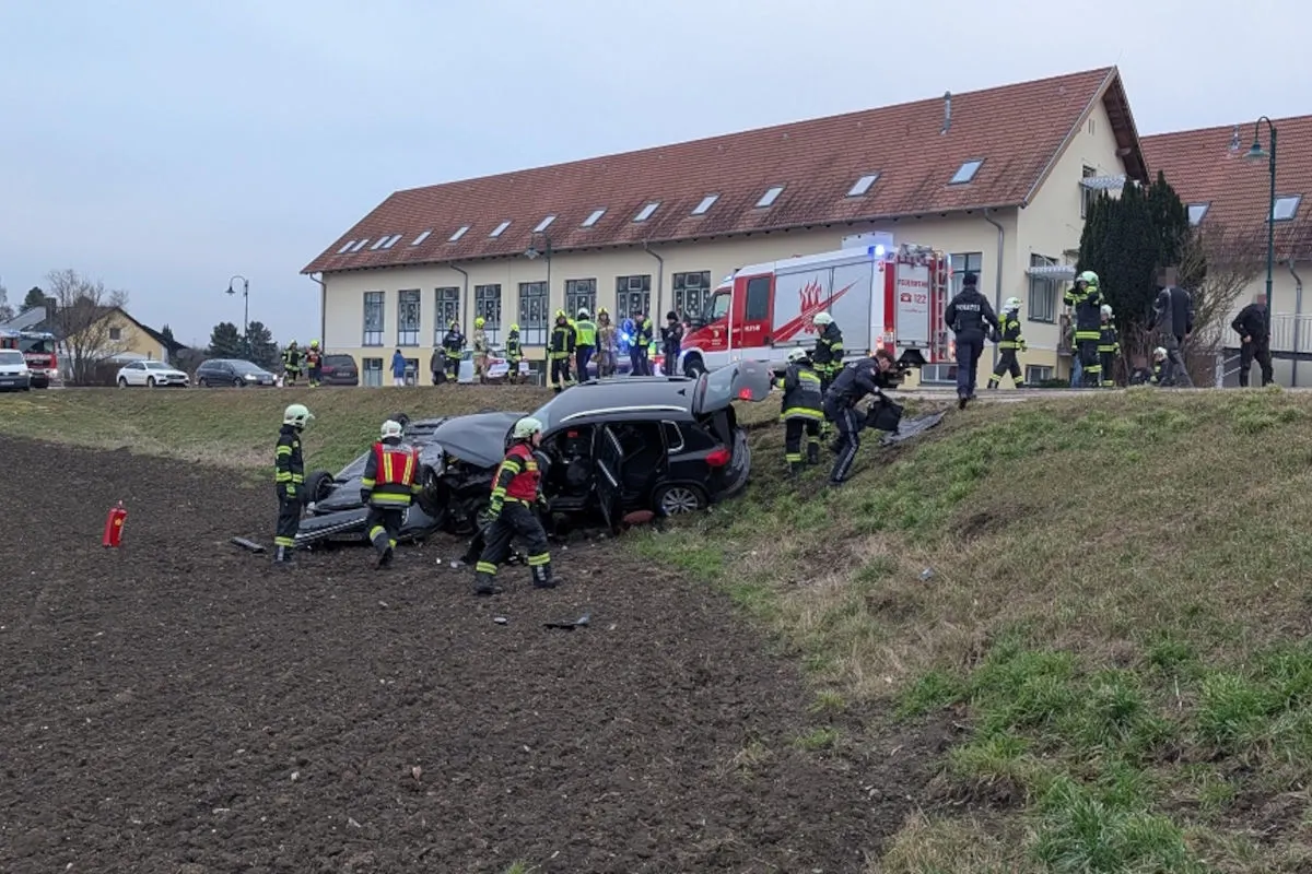 Schönkirchen-Reyersdorf – Autos nach Unfall im Acker gelandet