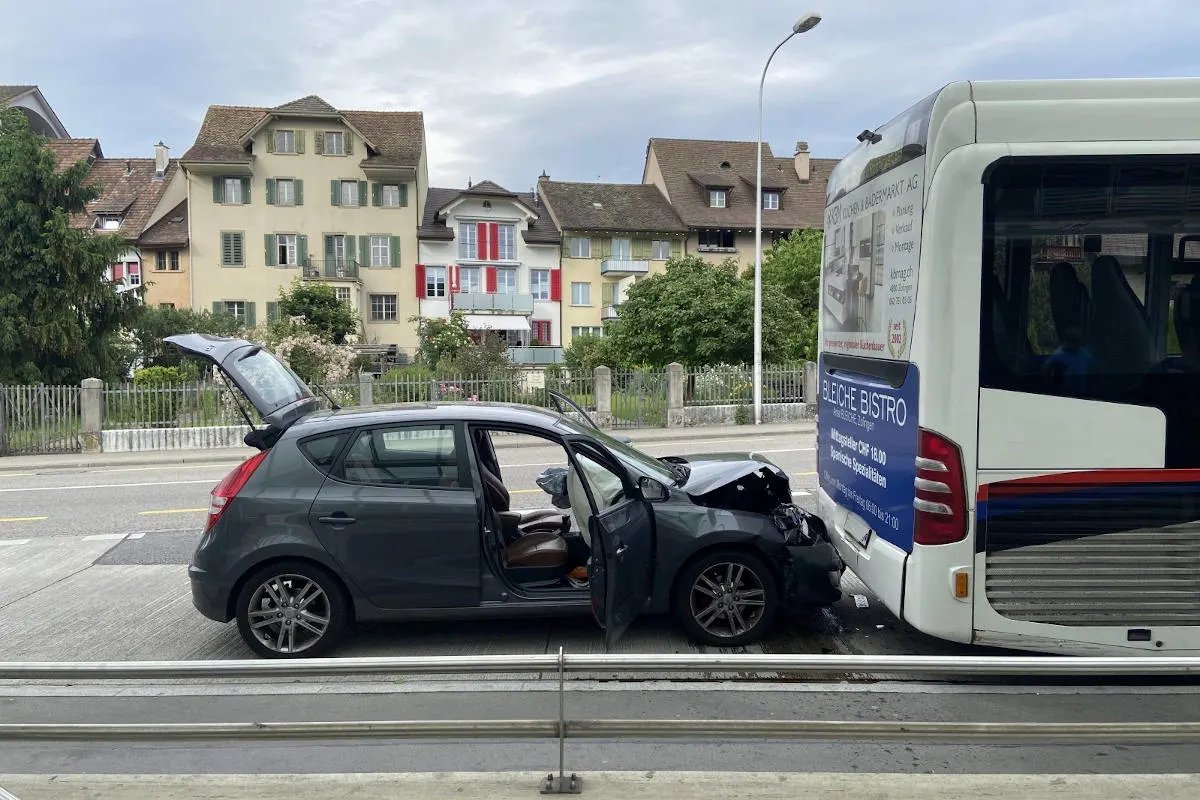 Zofingen AG – Heftig ins Heck eines Linienbusses geprallt