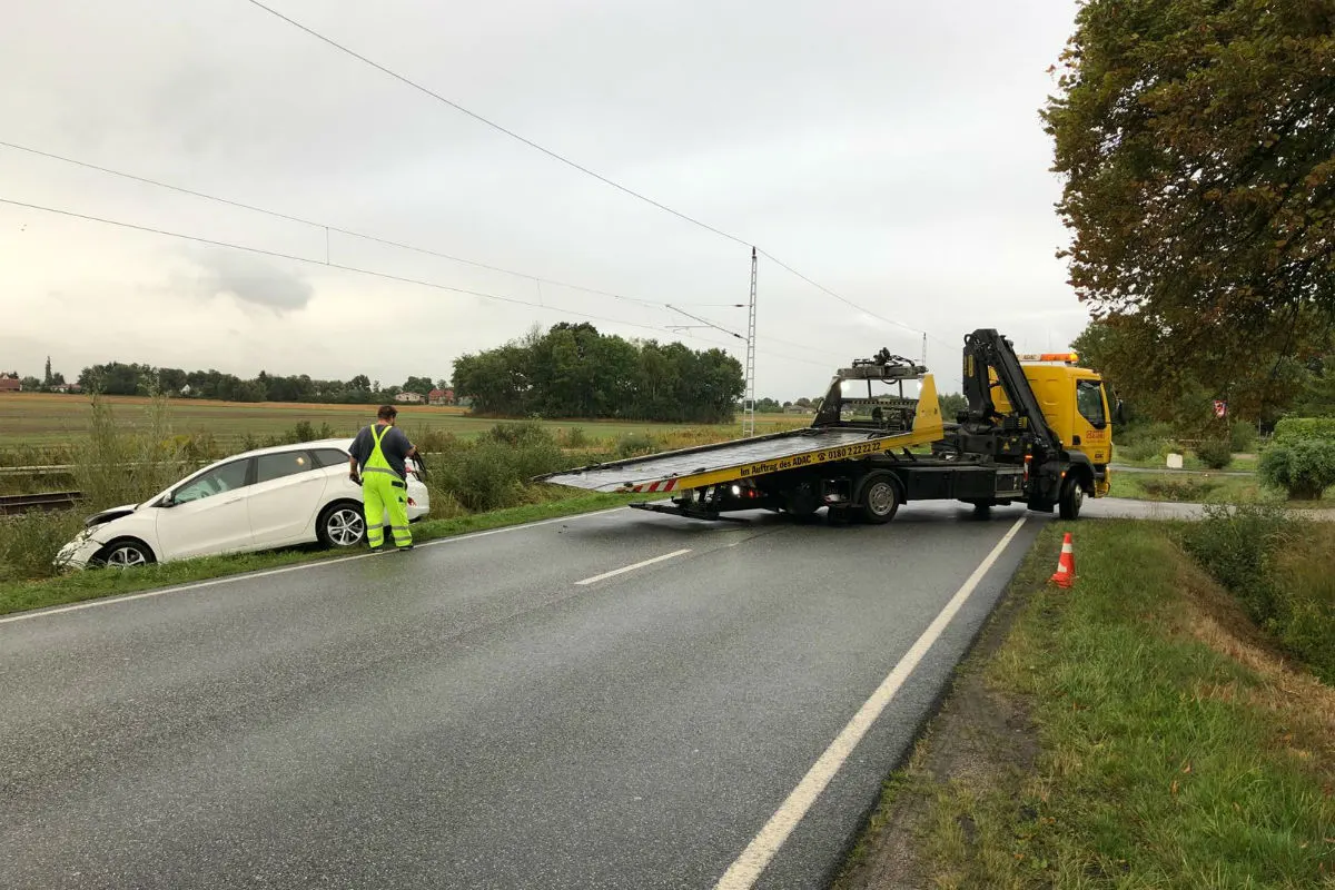 Auto landet nach Kollision mit Pferd im Gleisbett 