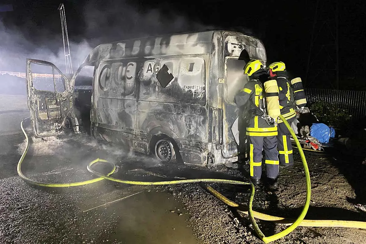 Feuerwehreinsatz in Gelsenkirchen - Brennende Kleintransporter
