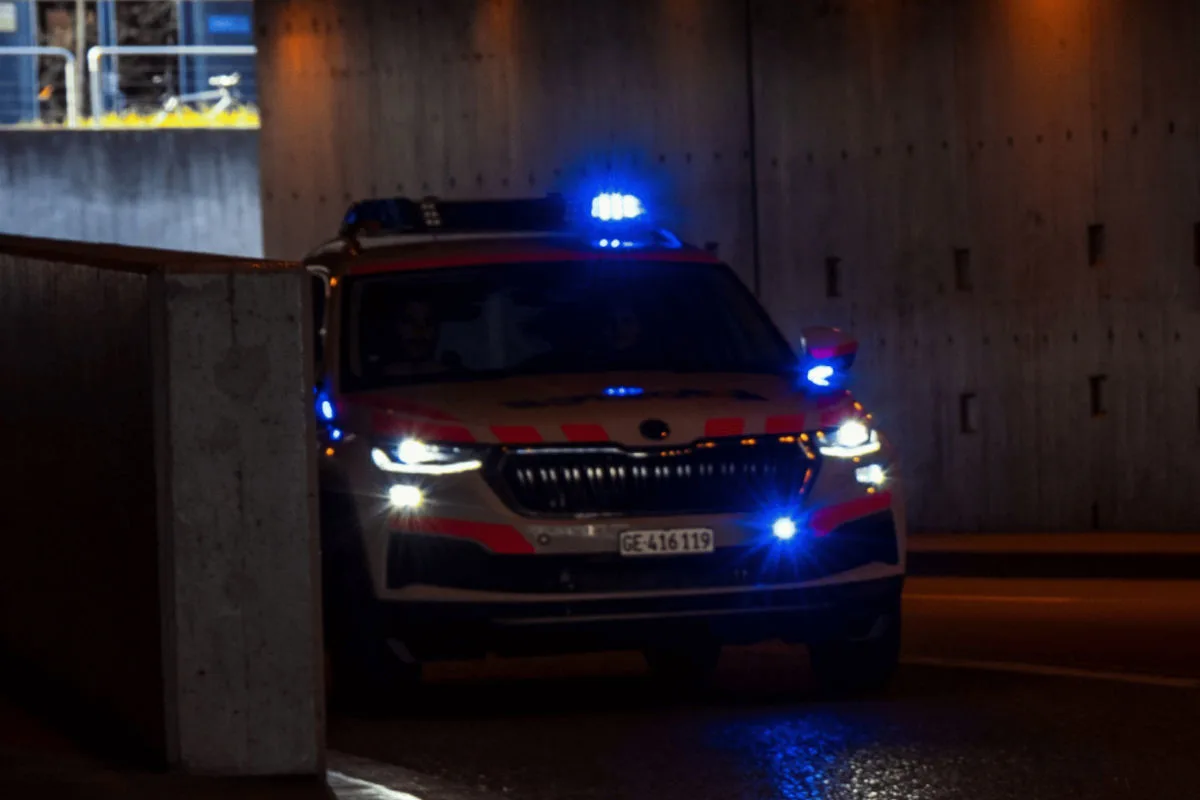 Ein Polizeifahrzeug mit aktivem Blaulicht bewegt sich durch einen dunklen Tunnel. Die Umgebung ist beleuchtet.