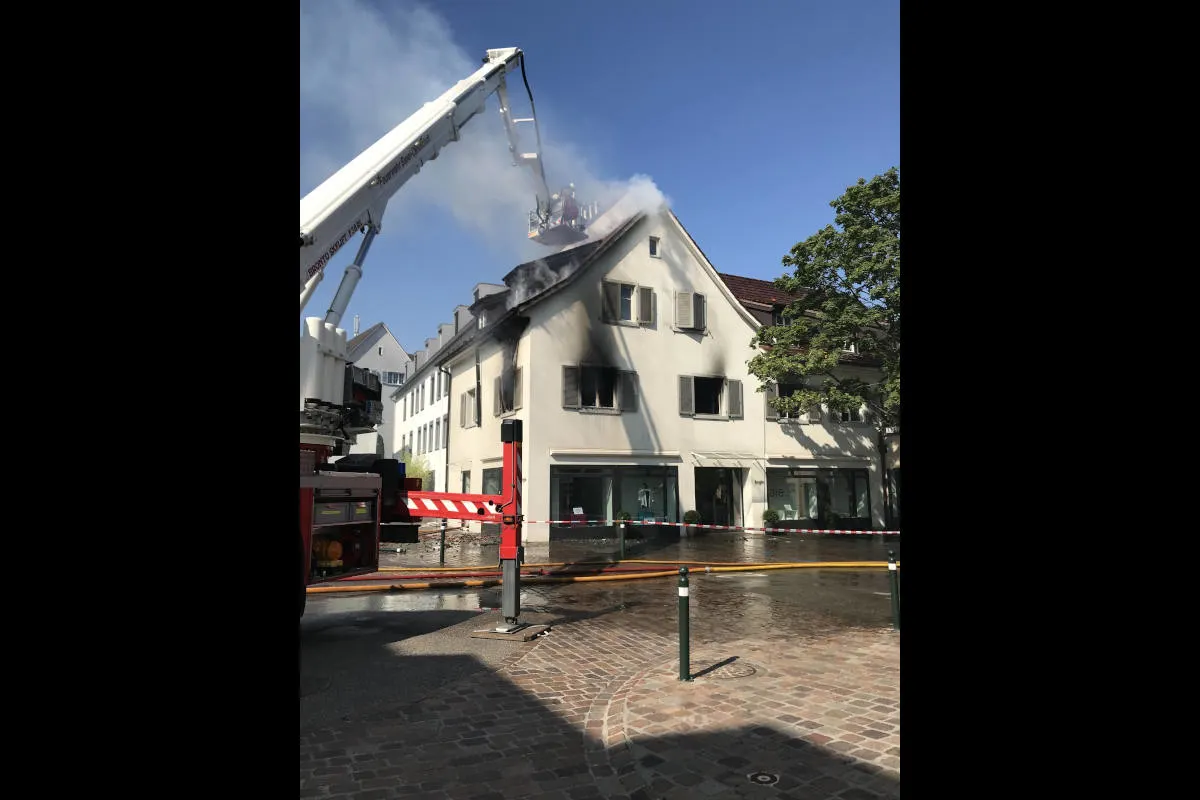 Arlesheim BL - Wohnungsbrand erfordert Feuerwehreinsatz