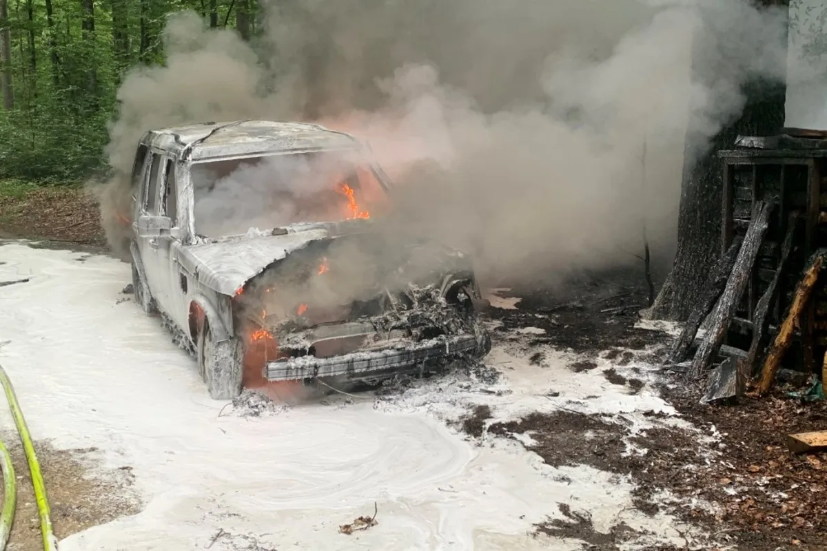 Neunkirch SH - Auto brannte im Wald komplett aus!