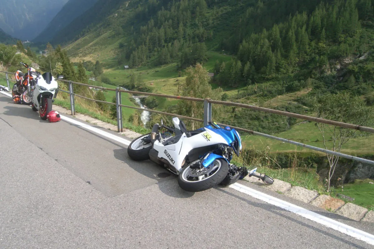 Wassen UR - Auffahrunfall zwischen zwei Motorrädern – zwei Personen verletzt