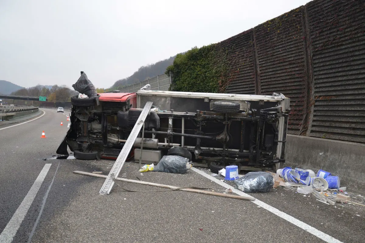 Sissach BL - Lieferwagen verursacht Selbstunfall – Autobahn A2 gesperrt.
