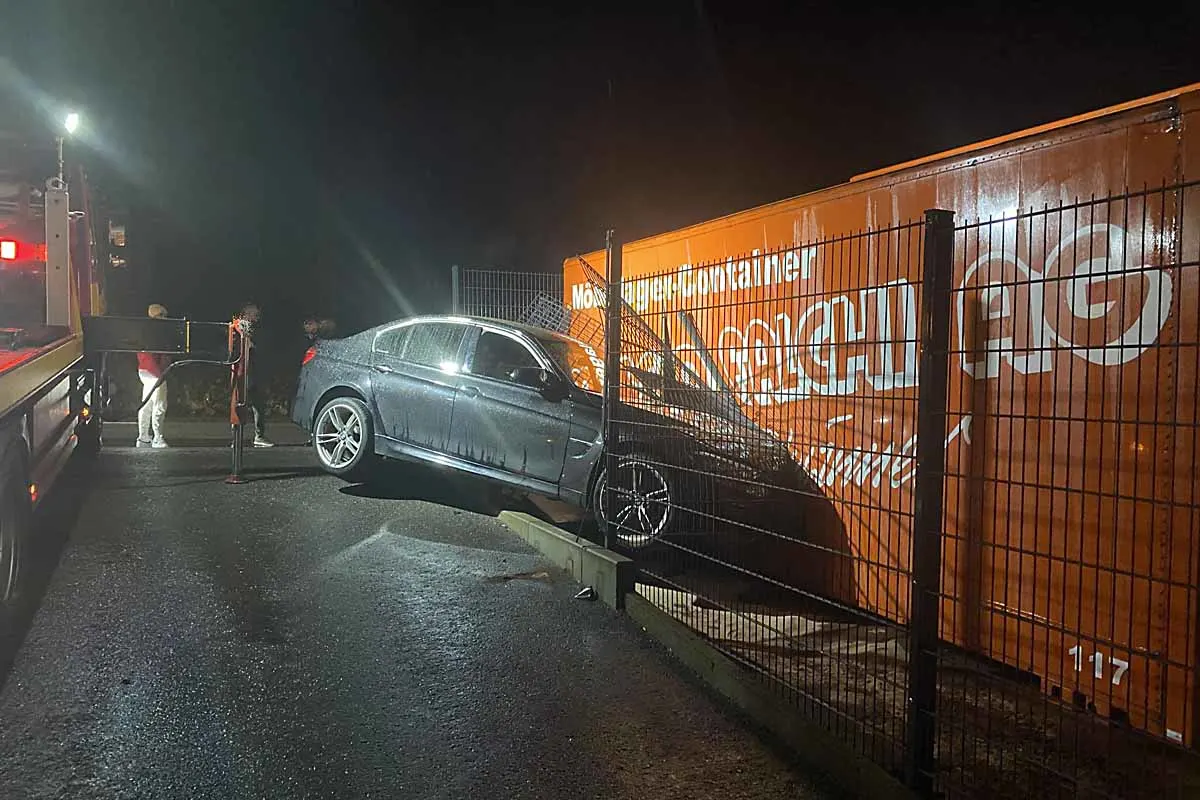 Liestal BL - Pkw kollidiert mit Container
