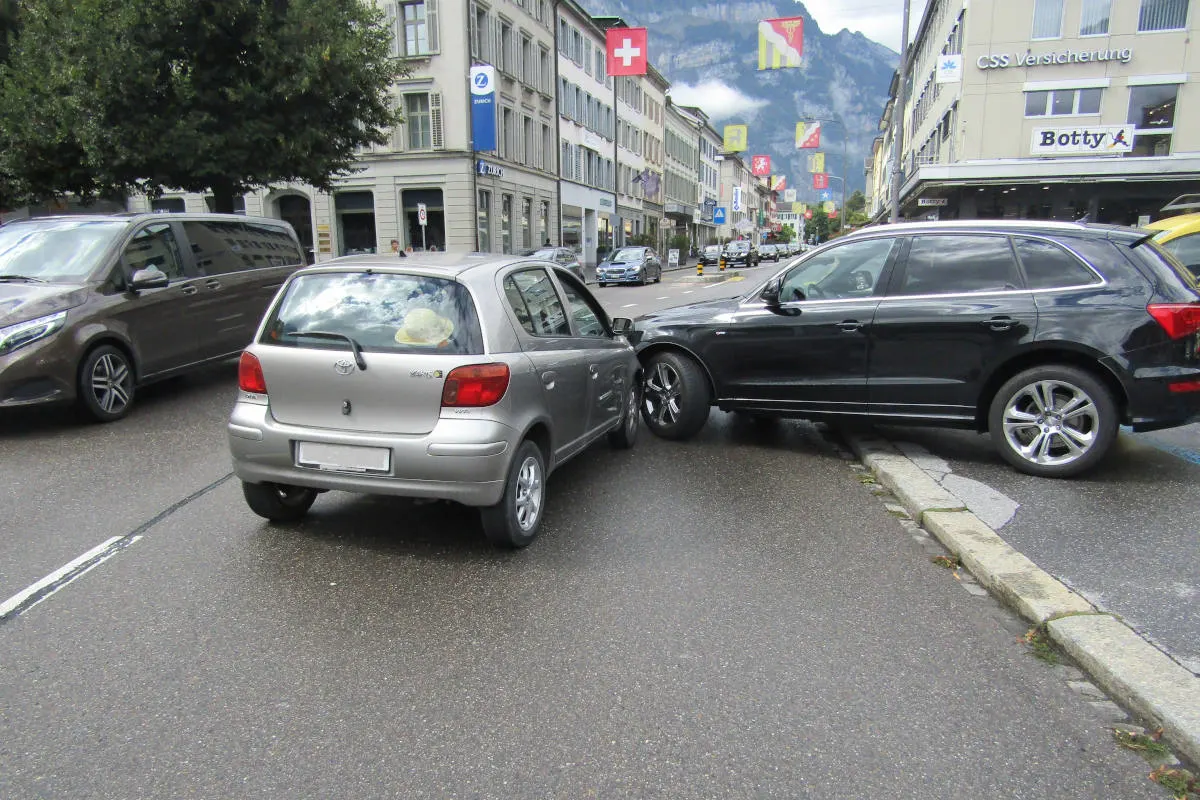 Heftiger Unfall in Glarus – Kollision zwischen zwei Personenwagen