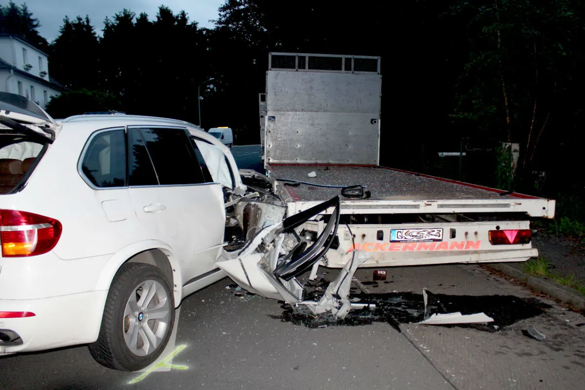 BMW kracht in geparkten Anhänger