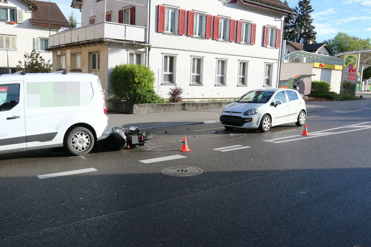 St. Gallen SG - Motorradfahrerin bei Auffahrkollision verletzt