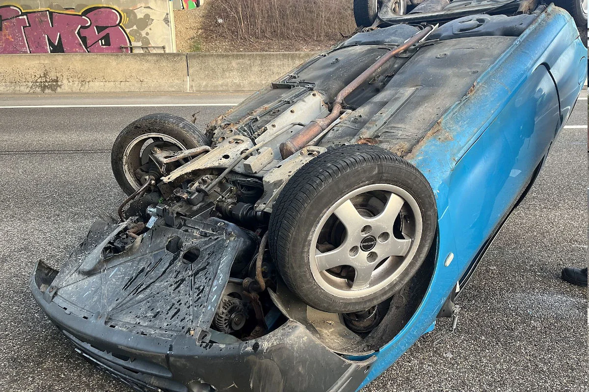 A2 Pratteln BL – Auto kollidiert auf Autobahn mit Betonleitplanke