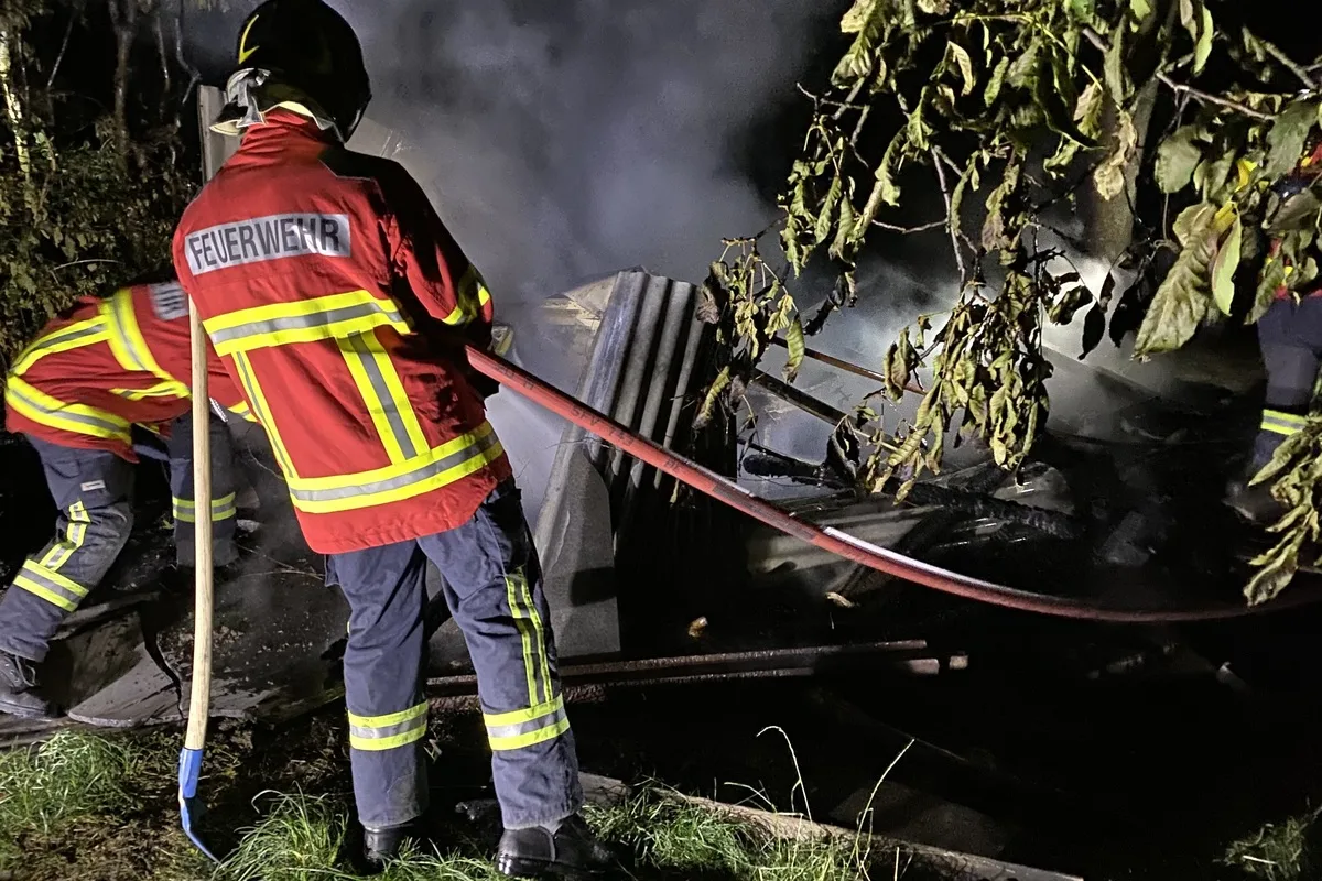Uttwil TG - Zeugen nach Brand eines Holzunterstandes gesucht 