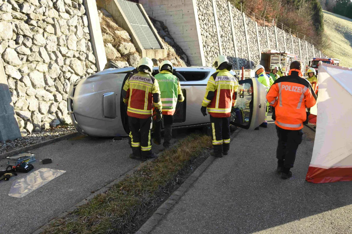 Brunnadern SG - Junge Autofahrerin nach Ausweichmanöver verunfallt