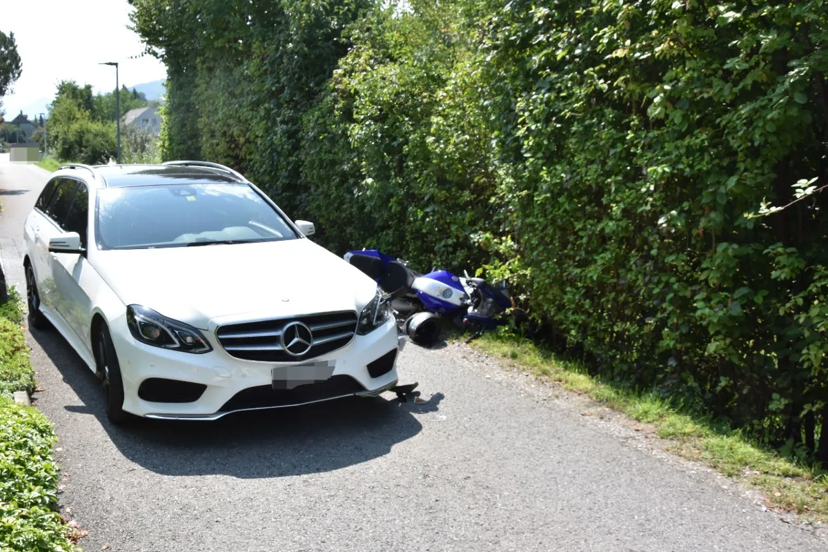Buchs SG - Kollision zwischen Auto und Motorrad